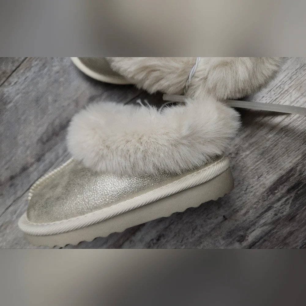 Cat & Jack Toddler Girls Metallic Gold Moccasins with Cream Fur
